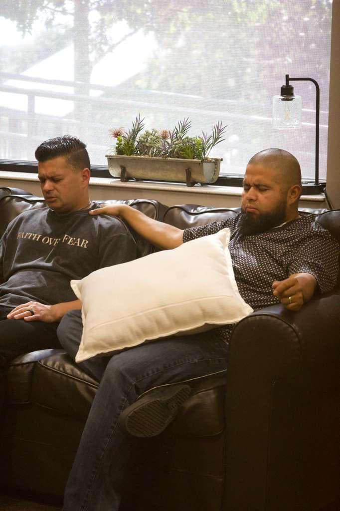 Amigos riendo juntos en un ambiente cálido